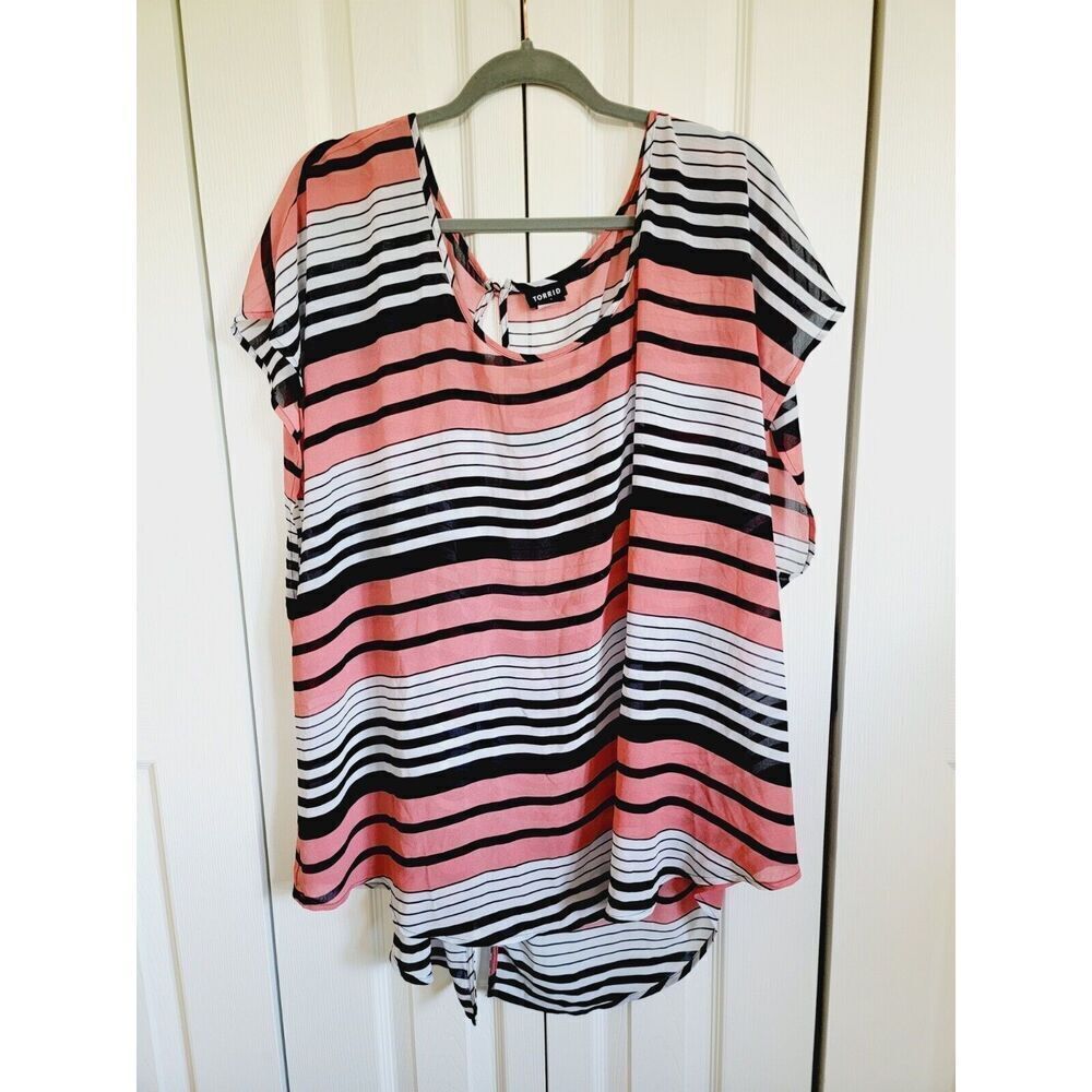 Torrid 4 Blouse Plus 4X Striped Chiffon Pink Black White Back‎ Button Scoop Neck